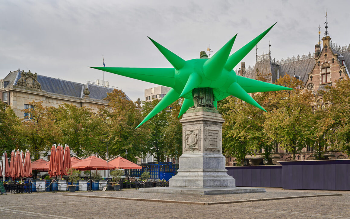 Orange - an installation around the statue of William I in the Hague. Photo by Pim Top-Hague & Parterners
