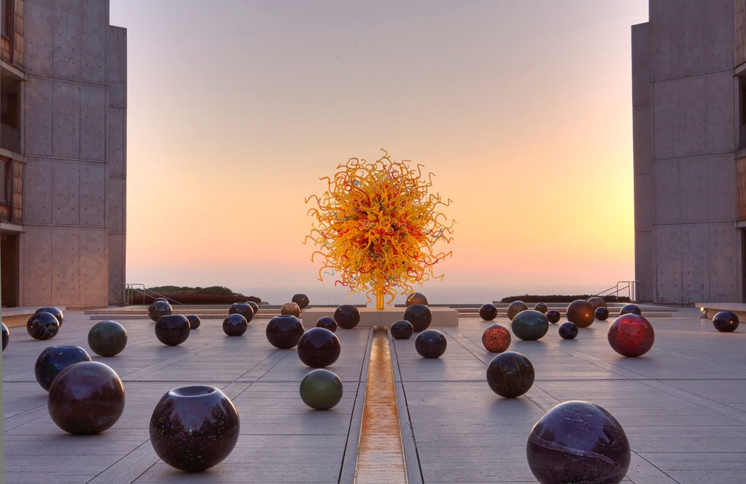 4 of the World’s Best Glass Artists and their Masterpieces David Chihuly The Sun